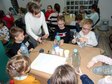 Karmniki dla ptaków powstały dziś w wieluńskiej bibliotece miejskiej
